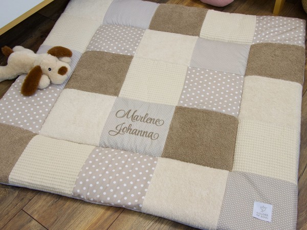 Personalisierte Patchwork Krabbeldecke aus Frottee Braun und Light Sand, Waffelpique Light Sand und Baumwollstoff Beige