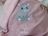Detailansicht der Nilpferd-Applikation und Namensstickerei auf der personalisierten Kuscheldecke in Puderrosa