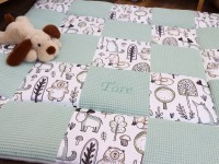 Patchwork Krabbeldecke Waldfreunde mit Waffelpique in Hellmint personalisiert