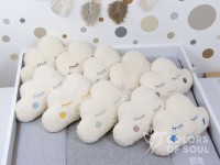 Handgefertigtes Wolkenkissen aus Teddyplüsch mit gesticktem Gesicht – weich, liebevoll & einzigartig