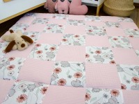 Patchwork Krabbeldecke mit Namen - Waffelpique hellrosa / niedliche Nilpferde