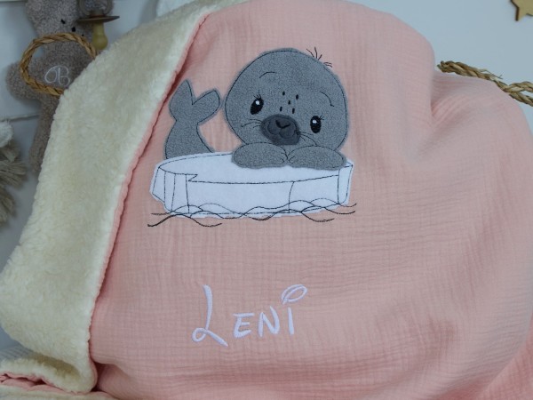 Handgemachte Kuscheldecke für Babys in Nude Rosa mit Seehund-Motiv und Namensstickerei, Rückseite Teddyplüsch in Creme.