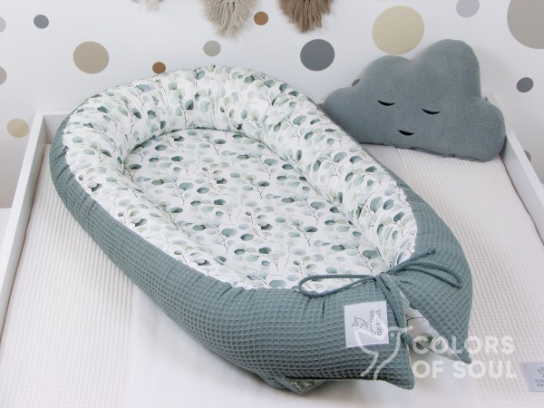 Babynest - Silberdollar-Eukalyptus klein gedruckt / Waffelpique altgrün