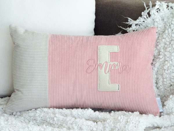 Personalisiertes Dekokissen aus Cord in Altrosa und Hellbeige mit Buchstabe E und Name – Dekokissen für Sofa
