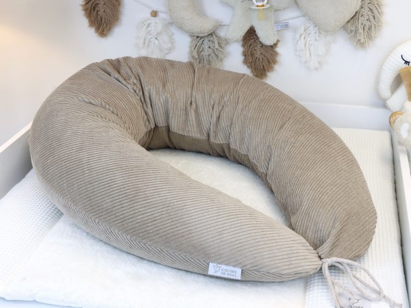 Stillkissen XXL aus Cord in Beige im Babybett – personalisierbares Schwangerschaftskissen für bequemes Stillen