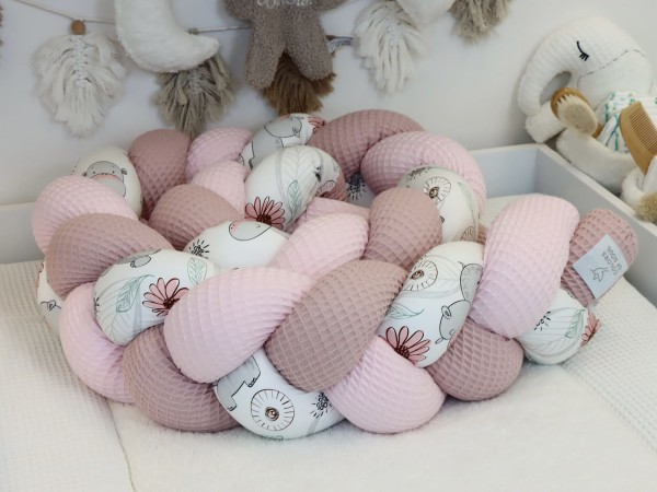 Geflochtene Bettumrandung aus Waffelpique in Hellrosa und Altrosa mit Nilpferd-Motiv