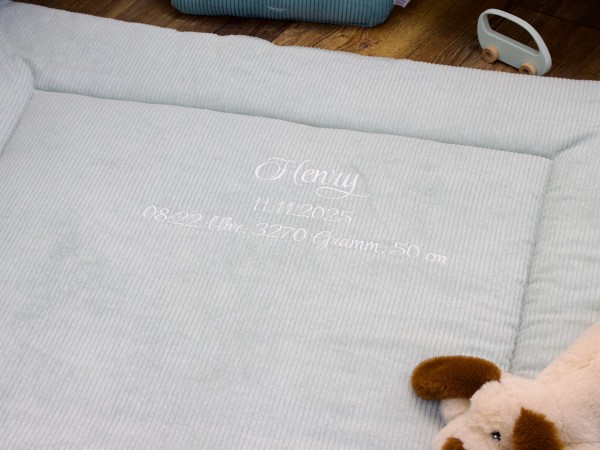 Krabbeldecke aus Cord in Mint als weiche Spielunterlage für Babys