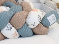 Detailaufnahme der geflochtenen Bettschlange in Camel, Dusty Altmint und Frühlingswiese Aquarell mit Struktur-Waffelpique