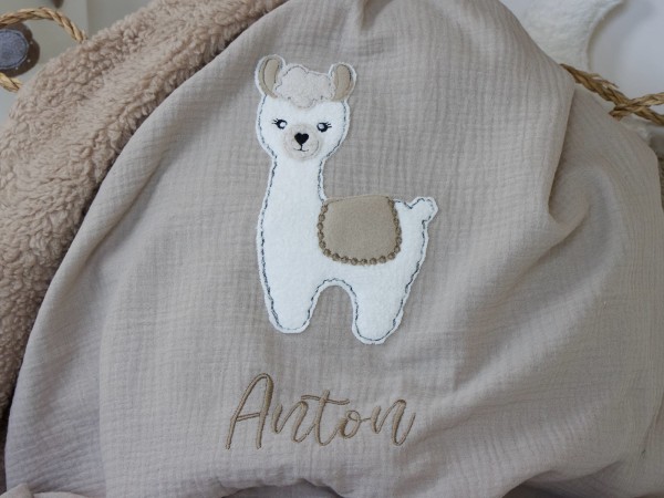 Detailansicht der personalisierten Lama-Kuscheldecke in Sandtönen mit Namensstickerei