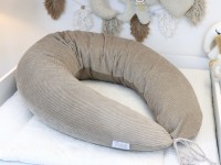 Stillkissen XXL aus Cord in Beige im Babybett – personalisierbares Schwangerschaftskissen für bequemes Stillen