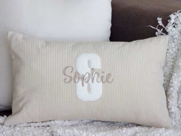 Personalisiertes Cordkissen in Light Sand mit cremefarbenem Buchstaben und Namensstickerei (Detailansicht)