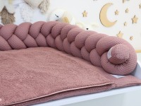 Detailaufnahme der Wickelauflage mit geflochtener Bettschlange in Alte Malve – weicher Waffelpique und kuscheliger Frottee in harmonischem Altrosa-Ton.