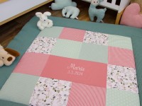 Patchwork Krabbeldecke - Gartenblumen rosa / Waffelpique altgrün / blush (mit Rand)