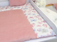 Wickelauflage Cord Altrosa mit Schmetterlinge Aquarell auf Wickelkommode im Babyzimmer