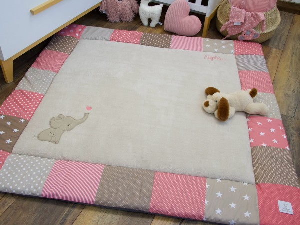 Patchwork Krabbeldecke Elefant mit Namen in Sand Beige Blush – Gesamtansicht im Babyzimmer
