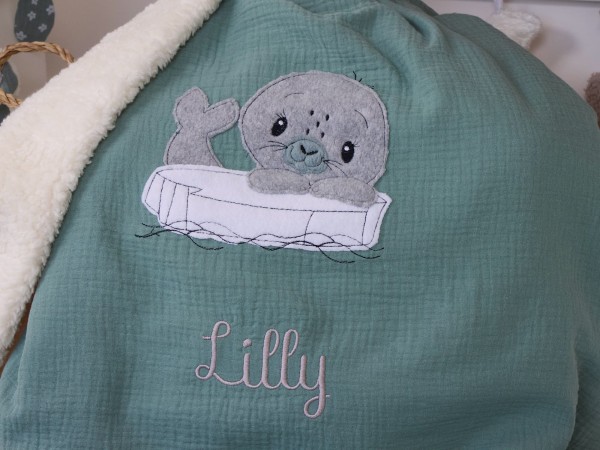 Babydecke personalisiert mit Namen und Datum - Musselin dunkelmint / Teddyplüsch creme (Seehund)