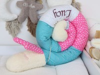 Puckschnecke zusammengerollt – Muster Türkis Streifen und Pink Herzchen – Name Lucy gestickt