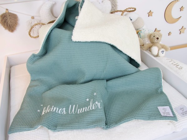 Personalisierte Kuscheldecke - Waffelpique altgrün / Teddyplüsch creme