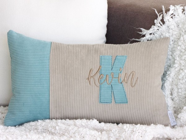 Personalisiertes Cord Dekokissen in Beige und Dunkelmint mit Initiale K und Name auf Sofa dekoriert