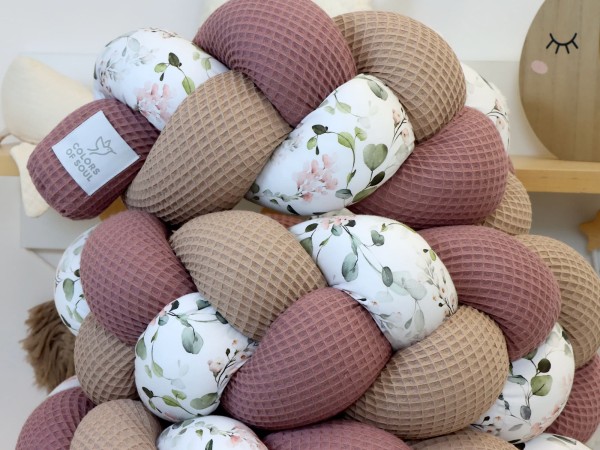 Detailaufnahme geflochtene Bettschlange Alte Malve & Camel mit Baumwollsatin Gartenblumen Rosa – liebevoll handgefertigt