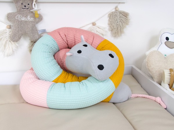 Personaliserbare Bettschlange Nilpferd aus Waffelpique aufgerollt – Farbkombination blush, mint, gelb, rosa.