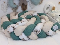 Handgefertigte Bettschlange Altgrün & Natur mit Bärchenmotiv – liebevolle Bettumrandung fürs Babybett.
