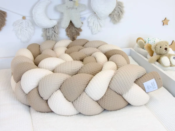 Geflochtene Bettschlange aus Waffelpique in Hellbeige Beige und Dunkelbeige im Babyzimmer