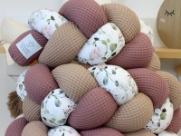 Detailaufnahme geflochtene Bettschlange Alte Malve & Camel mit Baumwollsatin Gartenblumen Rosa – liebevoll handgefertigt