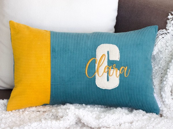 Personalisiertes Cordkissen in Petrol und Gelb mit Initiale und Namensstickerei