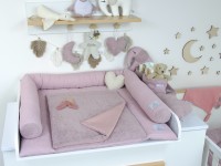 Handgefertigtes 2er Set Wickelauflage und Bettschlange in Altrosa fürs Babyzimmer