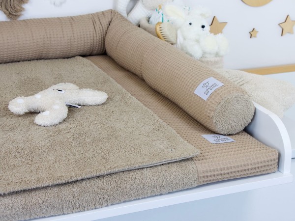 Wickeltischauflage Set mit Inlett und Bettschlange – Waffelpique Dunkelbeige & Frottee Dunkelbeige – handgefertigt und weich gepolstert.