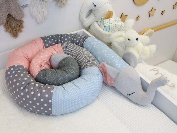 Elefant-Bettschlange aus Baumwollstoff in Hellblau, Grau und Altrosa im Babybett