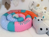 Bunte Bettschlange Nilpferd Orange Pink Rot Blau – handgefertigt aus Baumwolle mit Punkten und Sternen, liebevoll personalisiert mit Namen