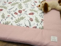 Krabbeldecke aus Baumwollsatin mit pastelligem Tulpenmuster und Waffelpique in Altrosa
