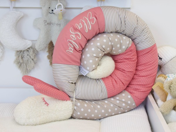 Bettschnecke aus Baumwollstoff in Blush und Sand im Babybett – weiche Bettumrandung