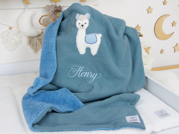 Personalisierte Babydecke Altblau mit Lama-Applikation und Namensstickerei Henry – handgemachte Musselin-Kuscheldecke mit blauem Teddyplüsch.