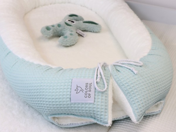 Babynest Pastellmint mit Frottee in Creme – handgefertigt und besonders weich für Babys