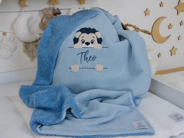 Detail Löwenkopf-Stickerei und Namensstickerei Theo auf Babydecke in Hellblau
