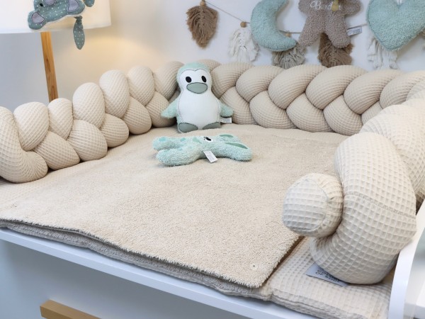 Wickelauflage mit geflochtener Bettschlange in Natur aus Waffelpique und Frottee