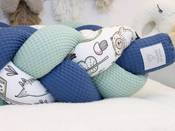 Geflochtene Bettschlange aus Waffelpique in Hellmint und Blau mit Waldfreunde-Motiv