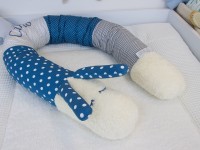 Blau-graue Bettschlange mit weißen Punkten und Streifen – weiches Babynest