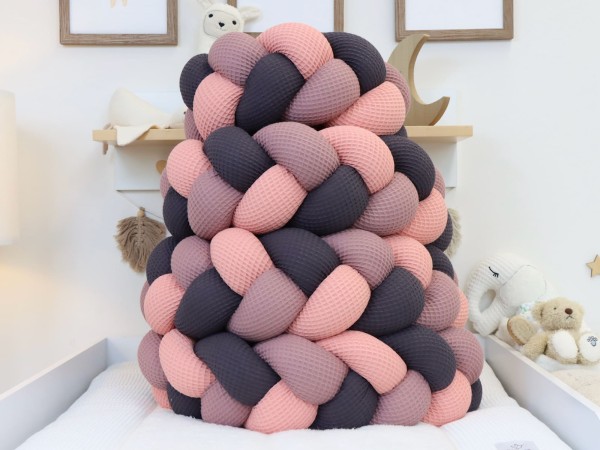 Geflochtene Bettschlange Waffelpique Blush, Alte Malve & Dunkelgrau – handgefertigt und weich im Babybett