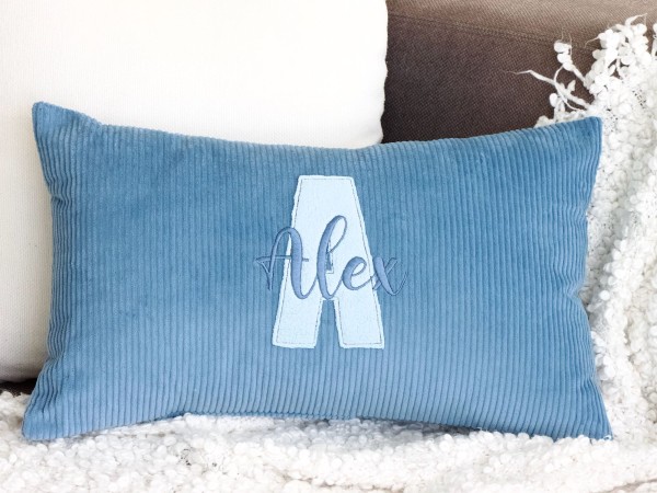 Personalisiertes Cordkissen in Blau mit Buchstaben-Applikation aus blauem Baumwollfleece und Namensstickerei (Detailansicht)