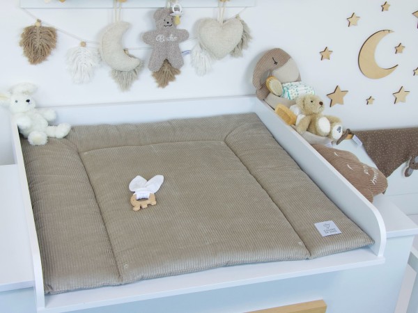 Waschbare Wickelauflage Cord Beige für Babys im minimalistischen Babyzimmer mit Naturdeko