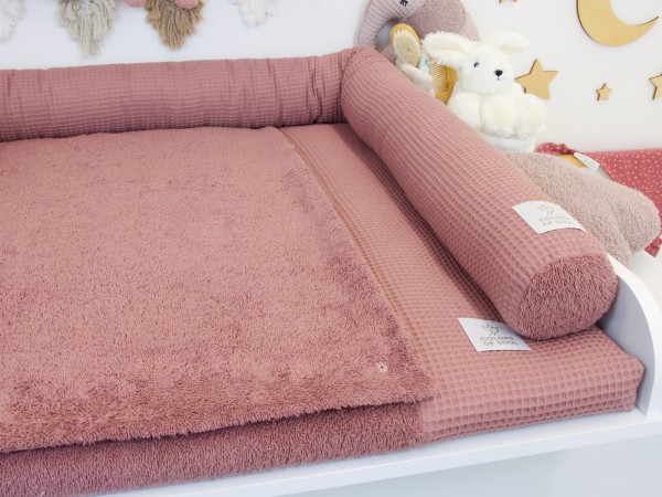 Wickelauflage Set Alte Malve mit Bettschlange aus Waffelpique und Frottee auf Wickeltisch