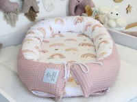 Babynestchen mit Regenbogenmuster und rosa Waffelpique-Rand – 2-teilig, weich gepolstert und handgefertigt.