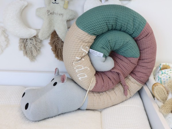 Handgefertigte Bettschlange Nilpferd mit Namen – Beige, Alte Malve & Altgrün – kuscheliger Begleiter im Babybett oder Kinderbett