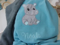 Personalisierte Babydecke mit Nilpferd-Motiv in Aqua - handgemachte Kuscheldecke mit Namen bestickt, ÖkoTex-zertifiziert