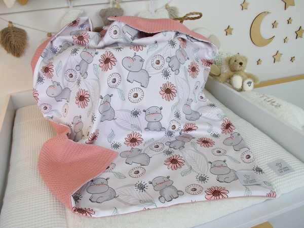 Personalisierte Babydecke - niedliche Nilpferde / Waffelpique blush
