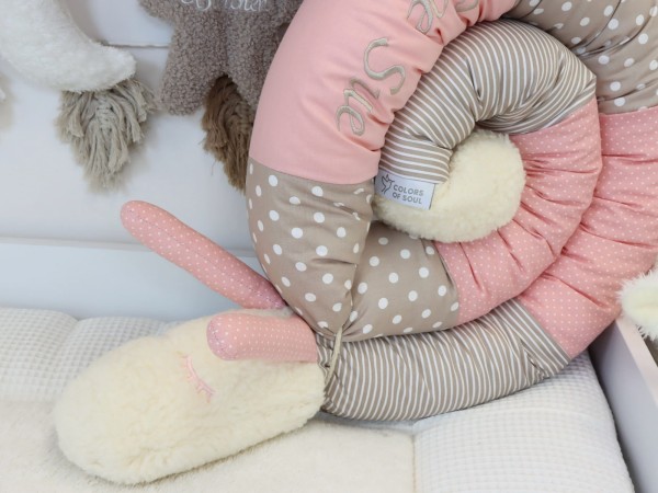 Handgefertigte Bettschnecke Altrosa Sand mit Punkten und Streifen – personalisiert mit Namen Zoe Sue
